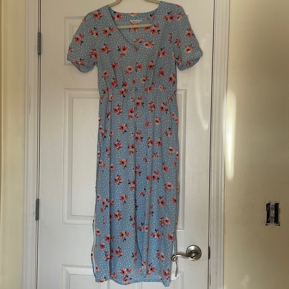This dress is so cute,it has never been worn!